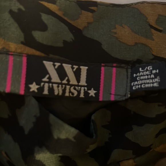 Forever 21 *TWIST* army camalfloge light weight polyester skirt - Picture 2 of 3